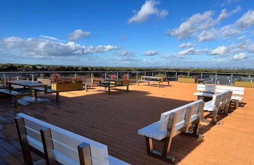 Cheadle Hulme Apartment | Top-Rated Family Studio in Cheadle Hulme