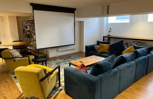 Cheadle Hulme Apartment | Top-Rated Family Studio in Cheadle Hulme
