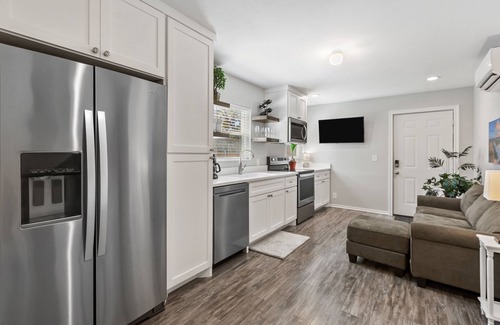 Bouldin Condo | Inviting Studio Steps from Action in the Heart of SOCO