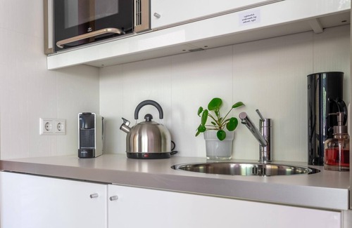 Oud-Beijerland Apartment | Cozy Studio in Oud-Beijerland with Kitchen & Breakfast
