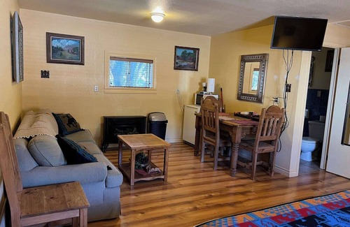 San Lorenzo Hotel | Inviting Lake Roberts Suite with Kitchen & Breakfast Included