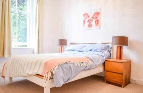 Newhaven Apartment | Sunny 2-Bed Home on Edinburgh Coast - Family & Pet Friendly