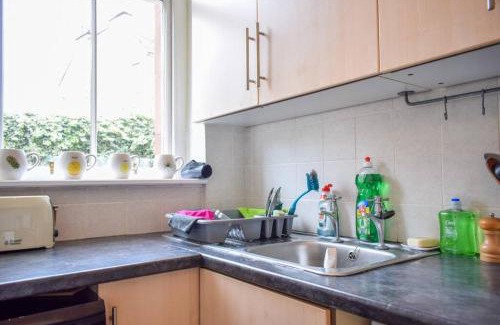 Newhaven Apartment | Sunny 2-Bed Home on Edinburgh Coast - Family & Pet Friendly