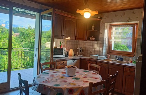 Larringes Apartment | Lovely T4 apartment in village house with mountain views, close to shops.