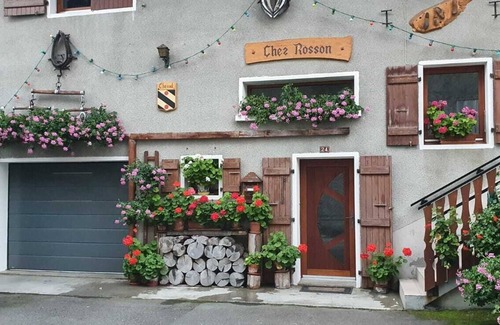Larringes Apartment | Lovely T4 apartment in village house with mountain views, close to shops.