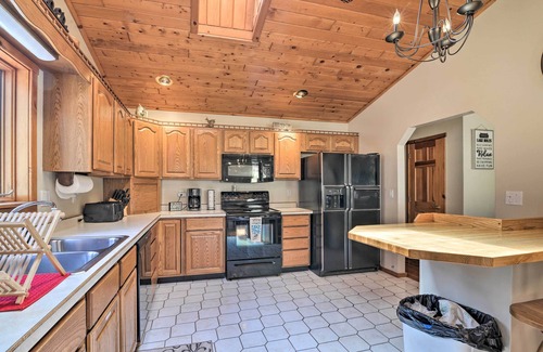 Terra Alta Cabin | Inviting Terra Alta Cabin Steps from Alpine Lake & Amenities