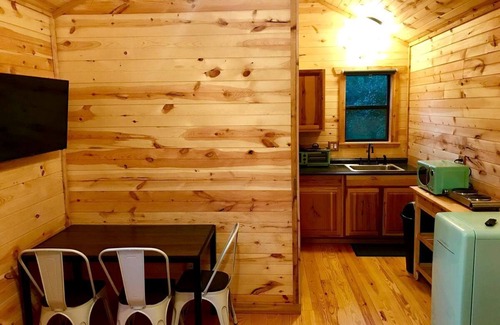 Mason Cabin | Lovely Texas Tiny House for Hill Country Getaways