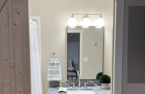 Willow Meadows/Willowbend Area Apartment | Lovely Texas-vibe 1-Bdr Guest Suite with Hot Tub