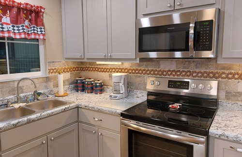 El Reno House | Bright Themed House - Near Lake & Golf Course, 10/10 Rating!