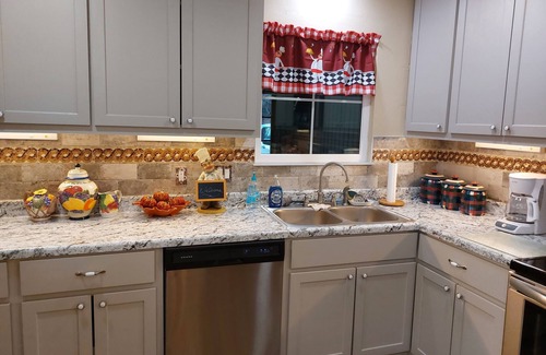 El Reno House | Bright Themed House - Near Lake & Golf Course, 10/10 Rating!