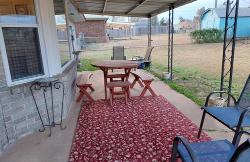 El Reno House | Bright Themed House - Near Lake & Golf Course, 10/10 Rating!