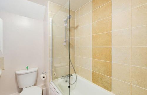 Cirencester Apartment | Idyllic Town Centre 1 Bed Near Scenic Country Walks