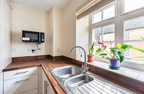 Cirencester Apartment | Idyllic Town Centre 1 Bed Near Scenic Country Walks