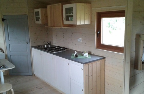 Erezee Cottage | Tranquil Getaway: Kid-Friendly Trailer with Pool Access