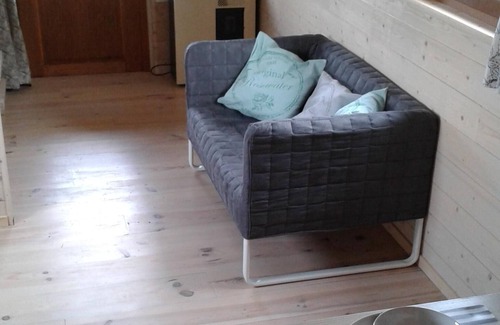 Erezee Cottage | Tranquil Getaway: Kid-Friendly Trailer with Pool Access