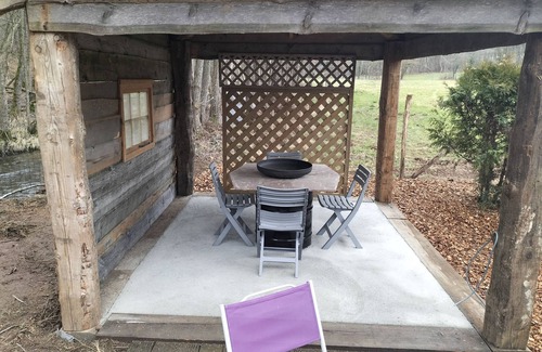 Erezee Cottage | Tranquil Getaway: Kid-Friendly Trailer with Pool Access