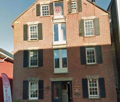 Queens Square House | Lovely two bedroom 5 minute walk from ocean