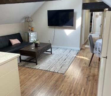 Queens Square House | Lovely two bedroom 5 minute walk from ocean