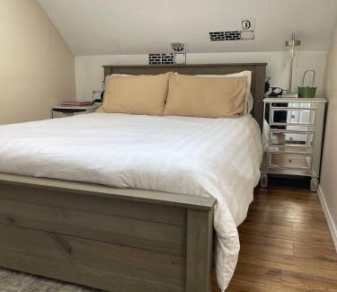 Queens Square House | Lovely two bedroom 5 minute walk from ocean