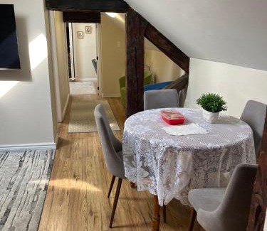 Queens Square House | Lovely two bedroom 5 minute walk from ocean