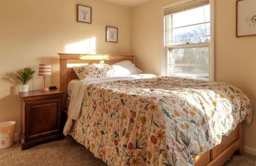Racine House | Ideal Upper Unit Near Beach & Zoo, Rated 10/10 by Guests