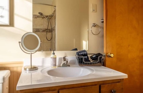 Racine House | Ideal Upper Unit Near Beach & Zoo, Rated 10/10 by Guests