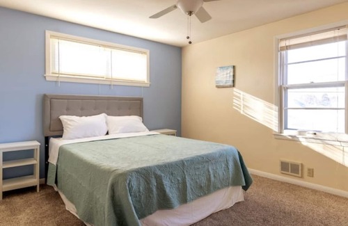 Racine House | Ideal Upper Unit Near Beach & Zoo, Rated 10/10 by Guests