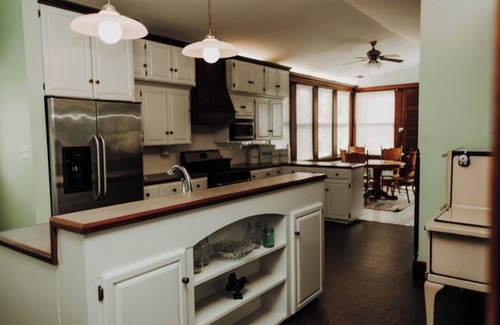 Webb City House | Beautiful Victorian Mansion with Lake Views & Pet-Friendly