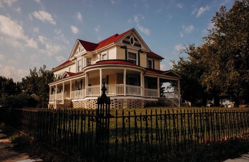 Webb City House | Beautiful Victorian Mansion with Lake Views & Pet-Friendly