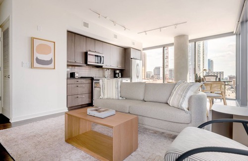 West Loop Apartment | Inviting West Loop 2BR with Gym, Lounge & Pet-Friendly Options