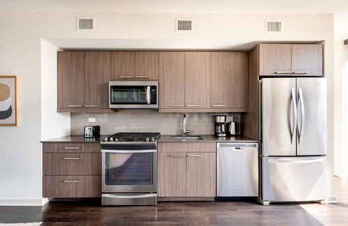 West Loop Apartment | Inviting West Loop 2BR with Gym, Lounge & Pet-Friendly Options
