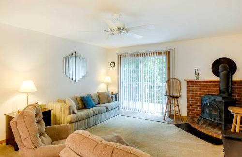 Lincoln Apartment | Inviting White Mountains Condo: Hike, Ski & Relax Today!