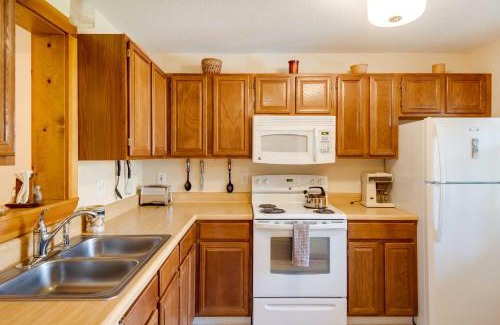 Lincoln Apartment | Inviting White Mountains Condo: Hike, Ski & Relax Today!