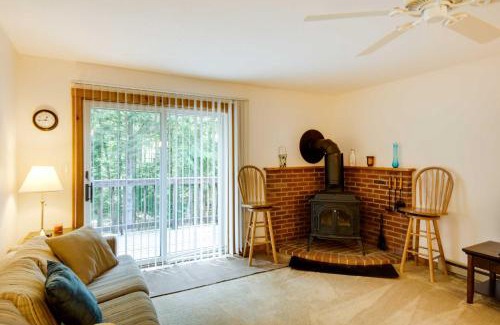 Lincoln Apartment | Inviting White Mountains Condo: Hike, Ski & Relax Today!