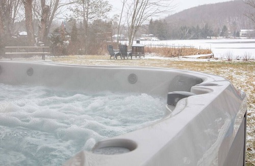 Stanstead Township Ski Chalet | Lovering Lakefront - Spa - Monarque