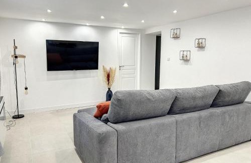 Sollies Pont Apartment | Romantic Getaway at LoveRoom - Au Loge Love with Ocean Views