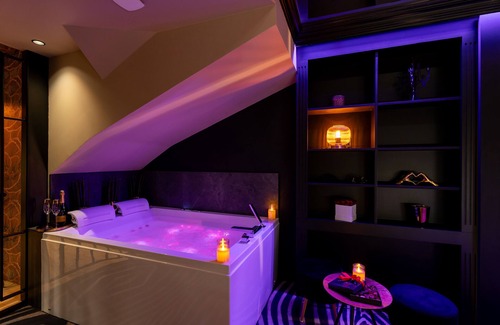 Vannes Apartment | Romantic Getaway at Loveroom Le Côté Secret with Sauna