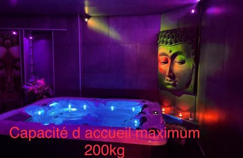 Valenciennes Hotel | Cozy Loveroom21: Spa Retreat with Hot Tub & Breakfast
