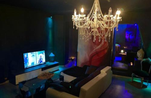 Valenciennes Hotel | Cozy Loveroom21: Spa Retreat with Hot Tub & Breakfast