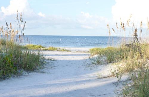 Fort Myers Beach Apartment | Lovers Key #1106 by Sun Palace Vacations