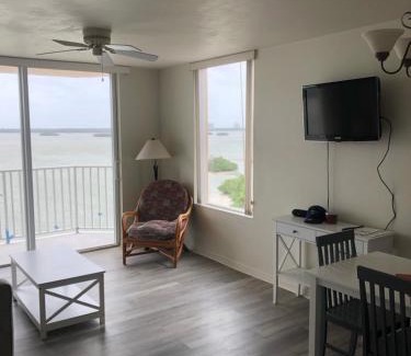 Fort Myers Beach Apartment | Experience Lovers Key Resort 702: Family-Friendly Retreat
