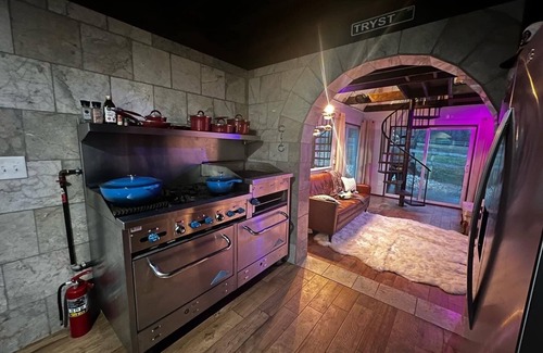 Boyd Tavern Cottage | Cozy Loveshack: Tiny House Retreat with Hot Tub Awaits