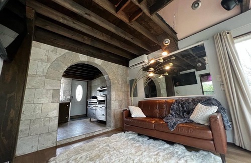 Boyd Tavern Cottage | Cozy Loveshack: Tiny House Retreat with Hot Tub Awaits