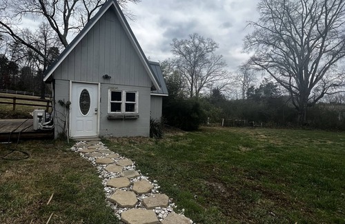 Boyd Tavern Cottage | Cozy Loveshack: Tiny House Retreat with Hot Tub Awaits
