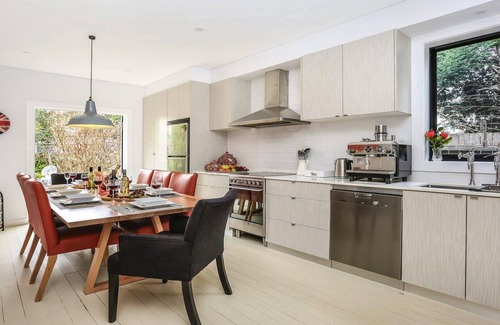 Mittagong House | Quirky Lovett Hotel: Child-Friendly Retreat with Kitchen