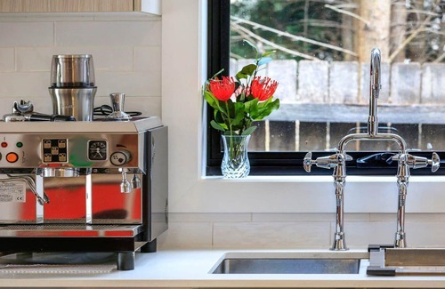 Mittagong House | Quirky Lovett Hotel: Child-Friendly Retreat with Kitchen