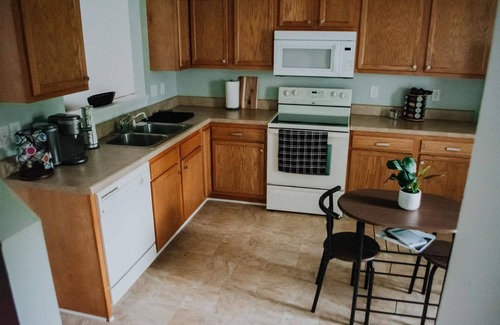 Westgate House | Ideal Townhouse with 2 Bedrooms and Free Parking Available