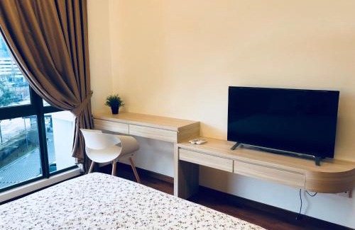 Central District Apartment | Cozy Ensuite Retreat Near Crescent Bay with Pool & Breakfast