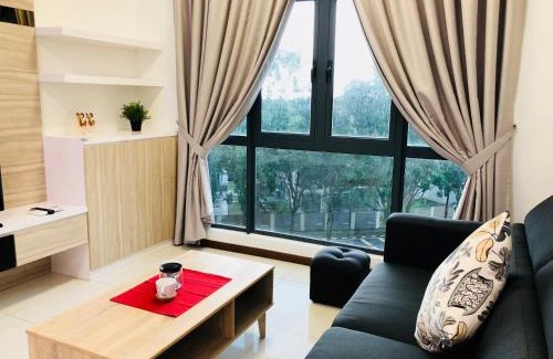 Central District Apartment | Cozy Ensuite Retreat Near Crescent Bay with Pool & Breakfast