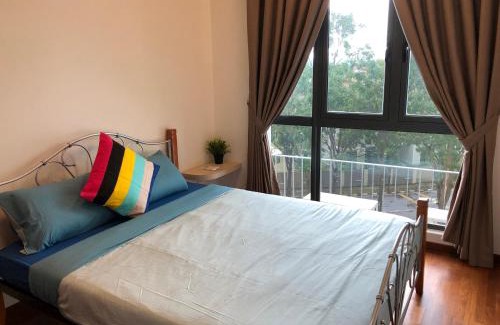 Central District Apartment | Cozy Ensuite Retreat Near Crescent Bay with Pool & Breakfast